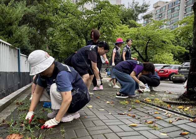 권선구 권선2동, 지역주민과 함께하는 제초작업 실시